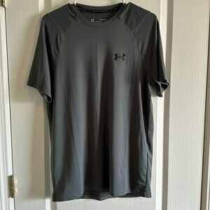 Men’s Small Under Armour Gray Short Sleeve Shirt